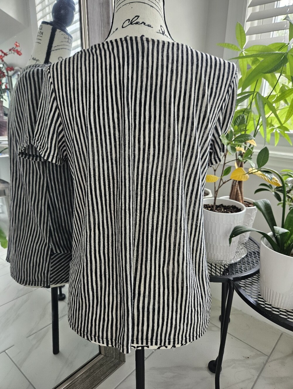W5 Black & White Striped Knot-Front Short Sleeve Tee Size Medium - Picture 4 of 7